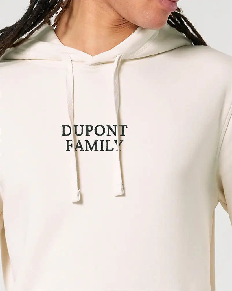 Sweat capuche beige avec texte brodé personnalisé au centre