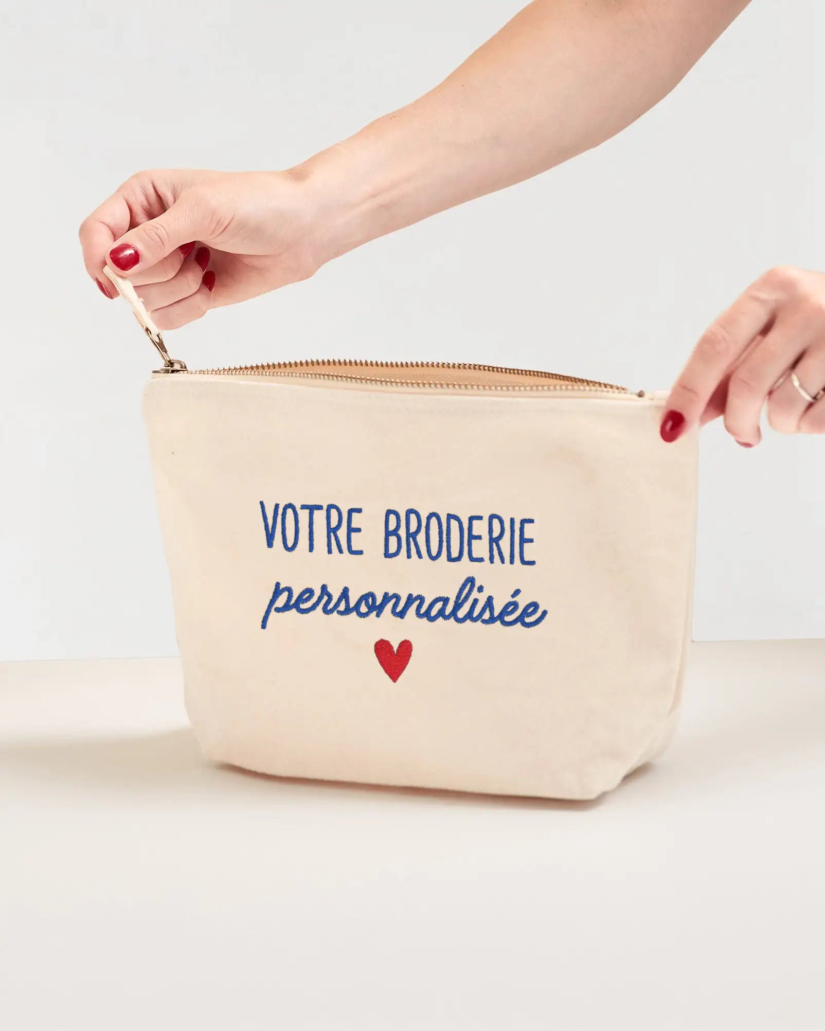 Trousse beige personnalisée avec broderie