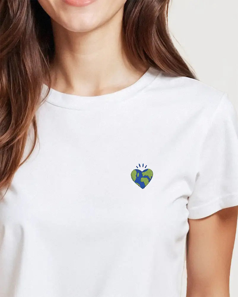 T-shirt femme blanc avec coeur planète brodé