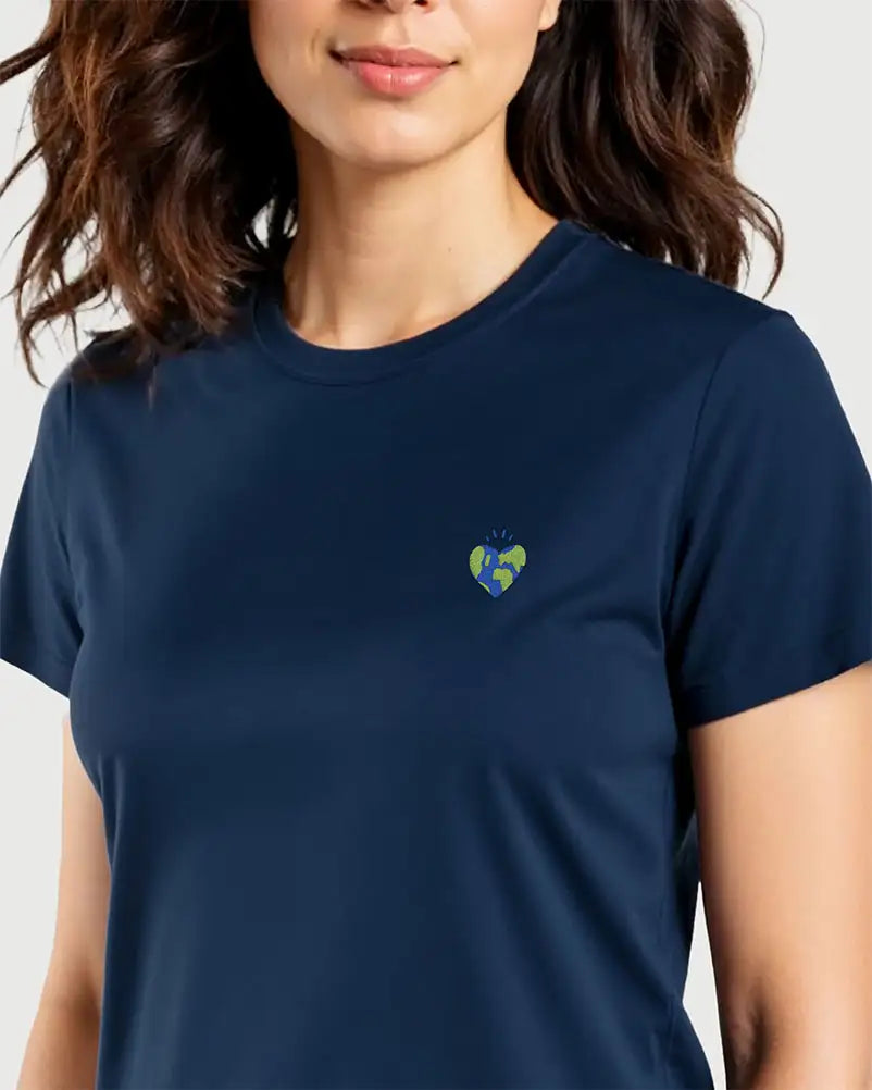 T-shirt femme bleu avec coeur planète brodé
