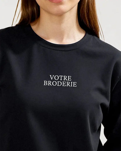 Sweat unisexe noir avec broderie personnalisée au centre